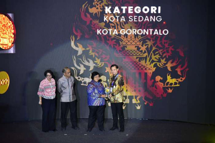 Wakil Wali Kota Gorontalo Ryan Kono menerima penghargaan Adipura dari Menteri Lingkungan Hidup dan Kehutanan, Siti Nurbaya, di Auditorium Dr. Soedjarwo, Gedung Manggala Wanabakti, Jakarta (28/2). FOTO: HUMAS PEMERINTAG KOTA GORONTALO