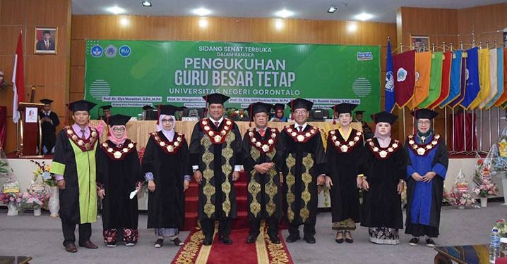Rektor Mengukuhkan 4 Guru Besar Tetap UNG