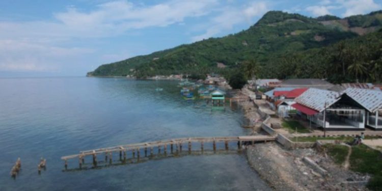 Banyak Sampah Plastik, KKN UGM-UNG Menggelar Bersih Pantai Teluk Tomini