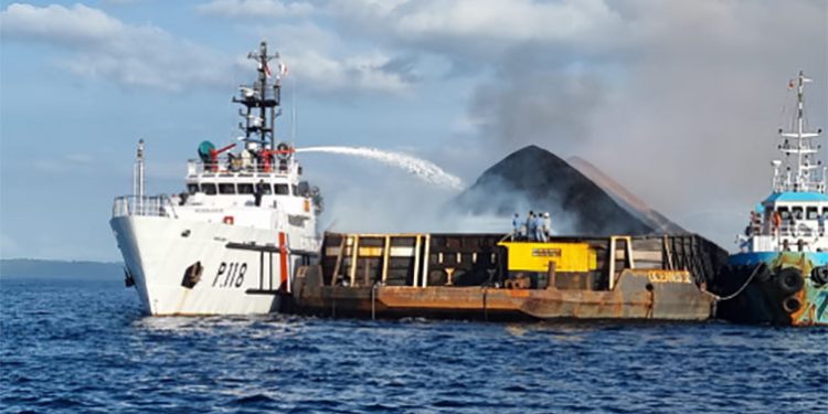 Kapal Pengangkut Batu Bara Terbakar di Laut Maluku