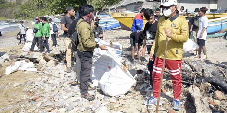 10 Ribu kg Sampah yang Berserakan di Pesisir Kota Gorontalo Berhasil Dibersihkan