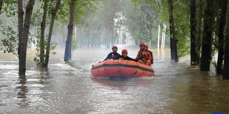 Sisa Topan Doksuri Menyebabkan 1,2 Juta Orang Direlokasi di Hebei, Cina Utara