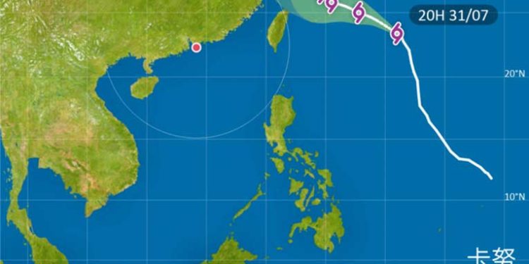 Mendekati Selatan Okinawa Khanun Menguat Menjadi Topan Super