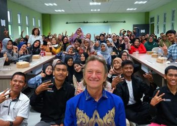 Prof Kessler Berbagi Ilmu Pemanfaatan Teknologi di Fakultas Sastra dan Budaya UNG