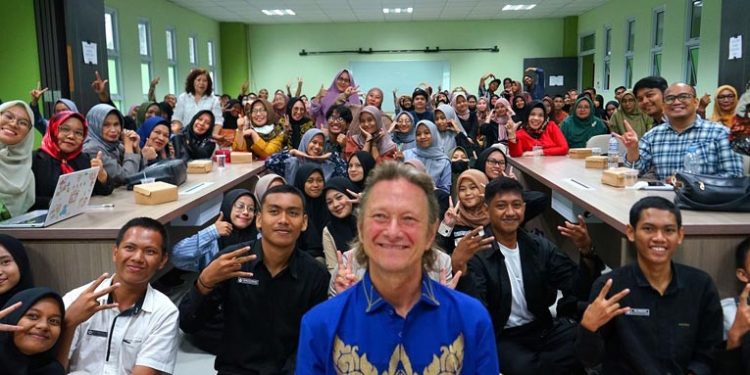 Prof Kessler Berbagi Ilmu Pemanfaatan Teknologi di Fakultas Sastra dan Budaya UNG