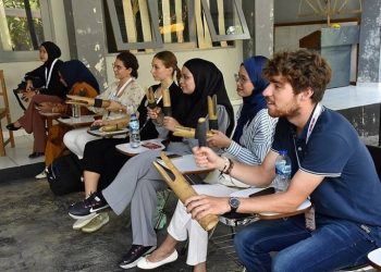 Mahasiswa Berbagai Negara Belajar Alat Kesenian Tradisional Gorontalo Polopalo