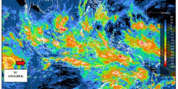 Siklon Anggrek Membawa Hujan Lebat dan Gelombang Laut di Indonesia