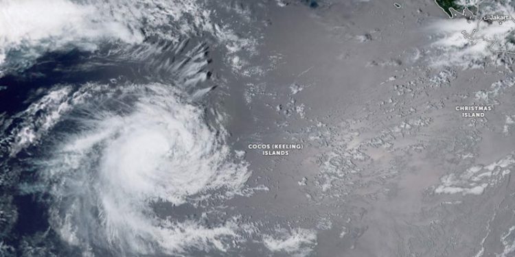 Siklon Anggrek Meningkat Menjadi Badai Kategori Dua