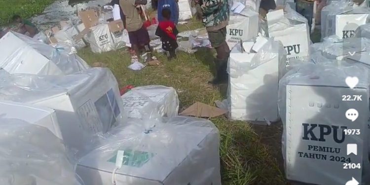 Keliru, Perlengkapan Pemungutan Suara di Kabupaten Paniai Berisi C1-KWK