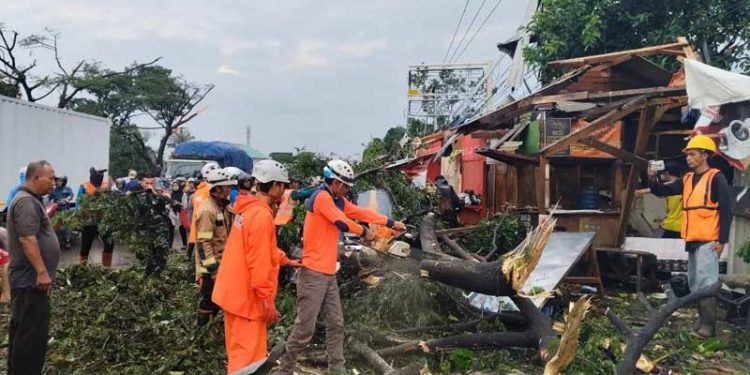 Puting Beliung Merusak Ratusan Rumah di Bandung dan Sumedang