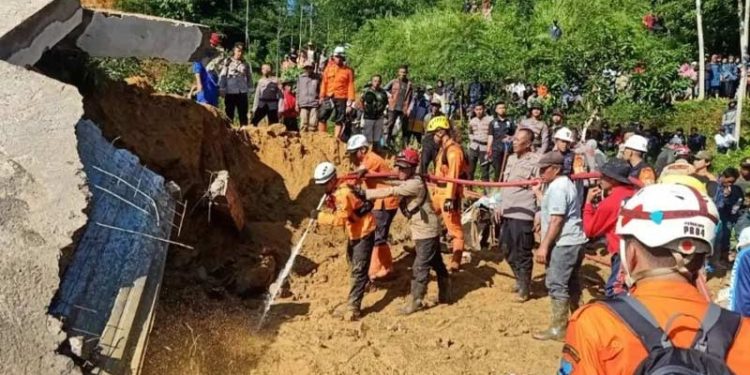 Tiga Orang Meninggal Tertimbun Longsor di Kabupaten Garut