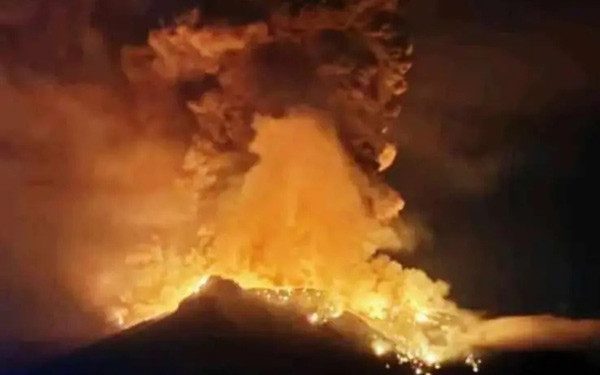 Gunung Ruang di Kabupaten Sitaro Meletus