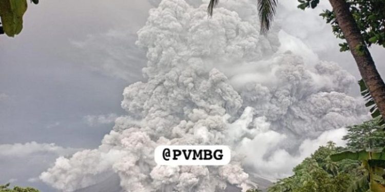 Gunung Ruang Meletus Disertai Suara Gemuruh dan Gempa