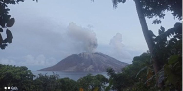Gunung Ruang Erupsi, Asap Putih Tebal Tinggi 400 m di Puncak Kawah