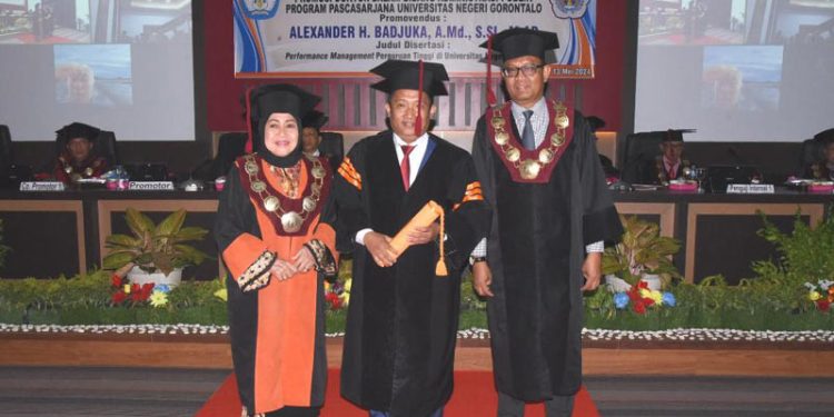 Tenaga Kependidikan UNG Raih Gelar Doktor Administrasi Publik
