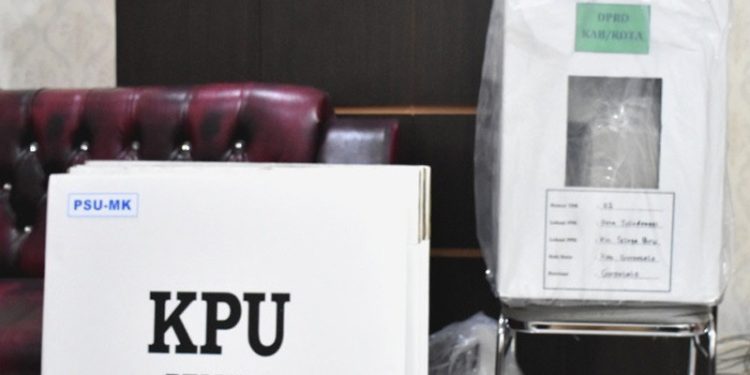 KPU Kabupaten Gorontalo Melakukan Penyegelan Logistik PSU TPS 02 Desa Taludenggi