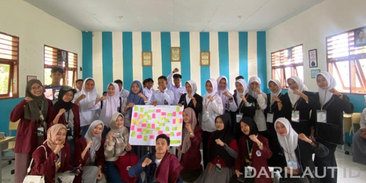 Mahasiswa KKN UNG dan UGM Sosialisasi Bahaya Pernikahan Usia Dini di Desa Banuroja