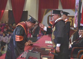 Rektor Mengukuhkan 701 Wisudawan Universitas Negeri Gorontalo
