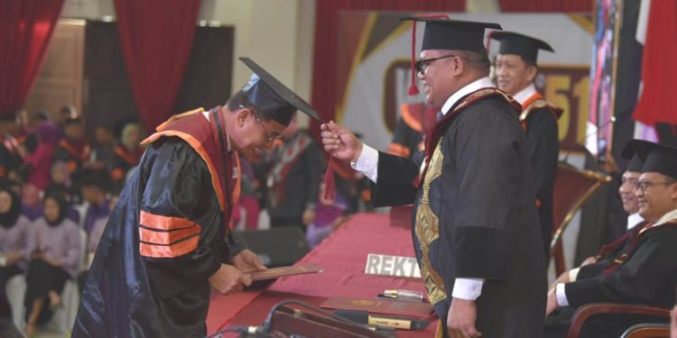 Rektor Mengukuhkan 701 Wisudawan Universitas Negeri Gorontalo