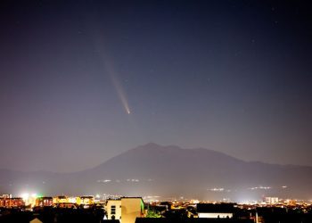 Mengamati Komet Spektakuler Tsuchinshan-ATLAS Satu Jam Setelah Matahari Terbenam