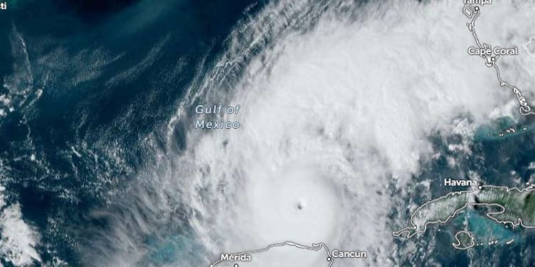 Hurricane Milton Membentuk Dinding Mata Baru Saat Perintah Evakuasi Jutaan Orang di Florida