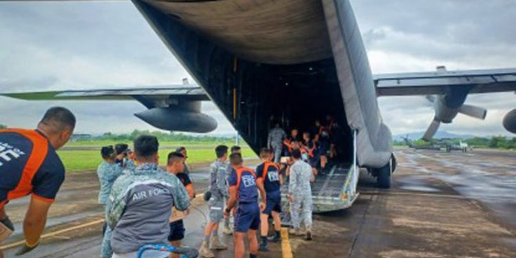 Militer Filipina dan Indonesia Bawa Bantuan untuk Korban Topan di Daerah Terisolasi