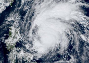 Topan Yinxing Membawa Gelombang Tinggi di Laut Filipina