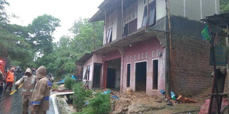 Longsor Menewaskan 2 Orang di Cianjur dan 1 di Lebak