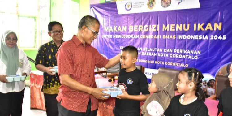KKP Membagikan Makanan Bergizi Menu Ikan di Kota Gorontalo