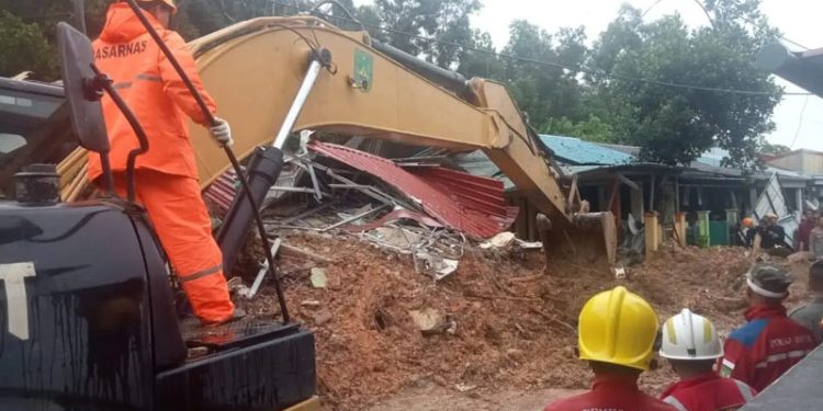 Tiga Warga Tewas Tertimbun Longsor di Kota Batam