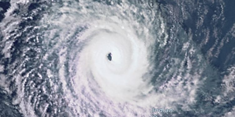 Siklon Tropis Vince Menguat di Perairan Terbuka Samudra Hindia, Tinggi Gelombang 11 Meter