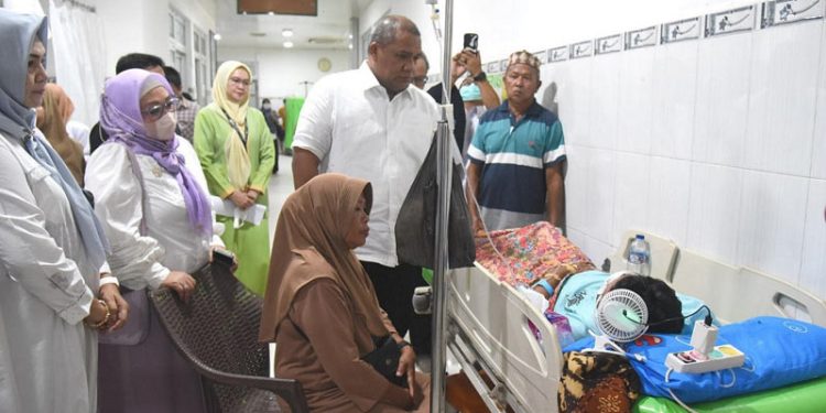 Rektor UNG Besuk Korban Selamat di RSUD Aloei Saboe