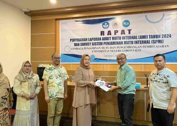 Wakil Rektor Bidang Akademik UNG Serahkan Hasil Audit Mutu Internal