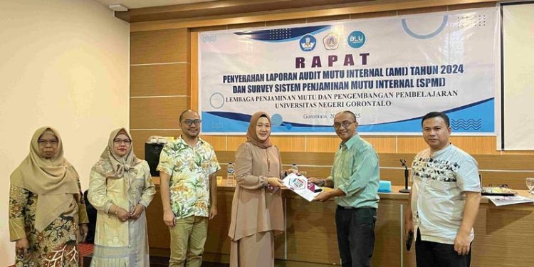 Wakil Rektor Bidang Akademik UNG Serahkan Hasil Audit Mutu Internal