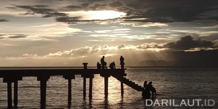 Melindungi Laut Dari Manusia dan Melindungi Manusia Dari Laut