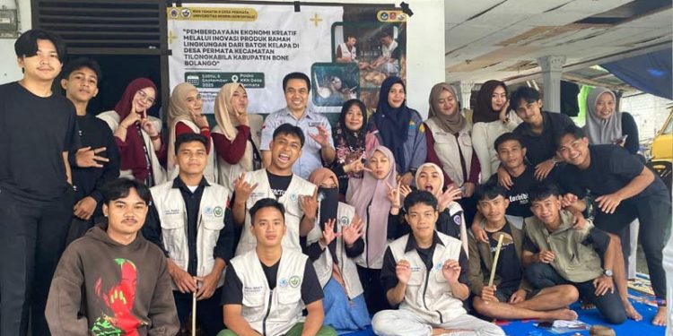 Mahasiswa KKN UNG Manfaatkan Batok Kelapa untuk Kerajinan