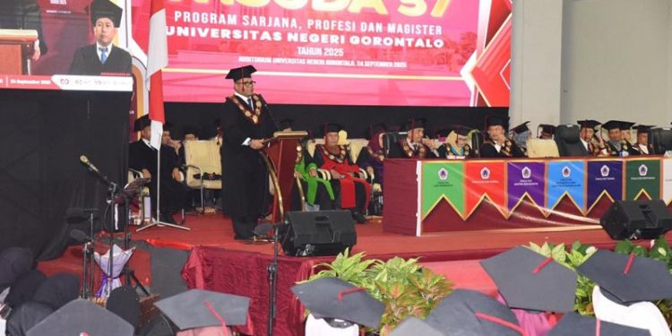 UNG Menggelar Prosesi Wisuda ke-57