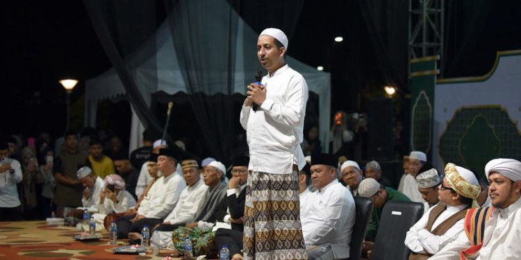 Bersama Habib Husein Ja’far Ribuan Jemaah Lantunkan Zikir dan Selawat di Lapangan Rektorat UNG