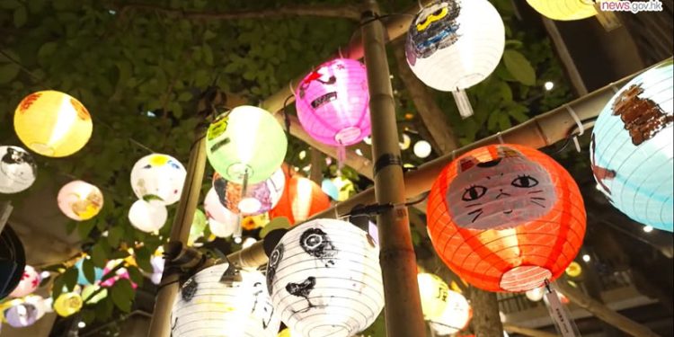Festival Pertengahan Musim Gugur di Hong Kong, Terbangkan Lampion Denda $2.000