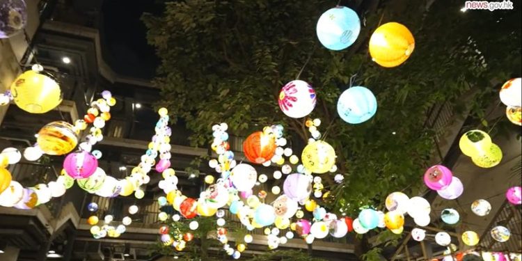 Festival Pertengahan Musim Gugur di Hong Kong, Terbangkan Lampion Denda $2.000