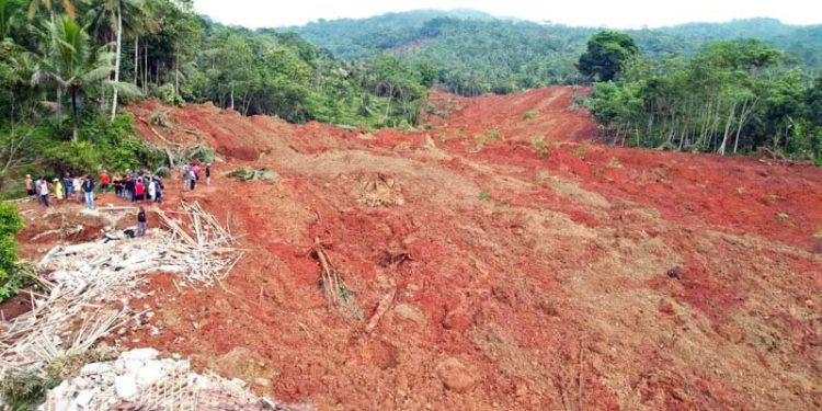 Lebih Dari 20 Orang Tertimbun Tanah Longsor di Kabupaten Cilacap
