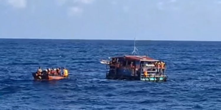 Tim Pencarian dan Pertolongan Evakuasi Korban Kapal Nazila yang Tenggelam di Laut Maluku