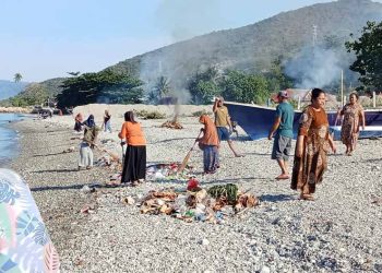 Nelayan dan Warga Bersih Pantai di Pesisir Bone Bolango, Teluk Tomini
