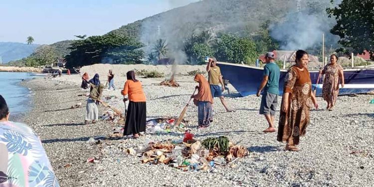 Nelayan dan Warga Bersih Pantai di Pesisir Bone Bolango, Teluk Tomini