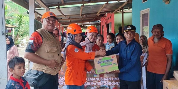 Mahasiswa Teknik Geologi UNG dan BPBD Provinsi Gorontalo Salurkan Bantuan ke Lokasi Banjir di Gorontalo Utara