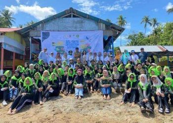 Mahasiswa FMIPA UNG Bersih Sampah dan Transplantasi Terumbu Karang di Bone Bolango