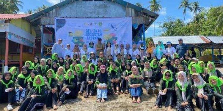 Mahasiswa FMIPA UNG Bersih Sampah dan Transplantasi Terumbu Karang di Bone Bolango