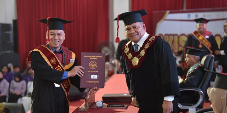 Rektor UNG Ajak Lulusan Menjadi Agen Perubahan di Berbagai Sektor Kehidupan