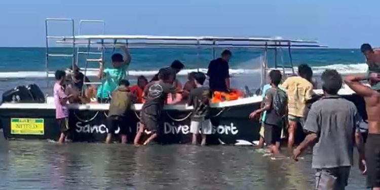 Kapal Cepat yang Ditumpangi 11 Wisatawan Eropa Masuk Air, Patah, Miring dan Tenggelam di Teluk Tomini