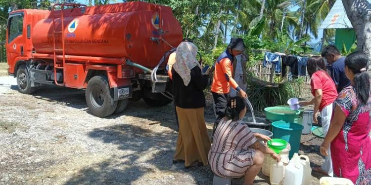 BPBD Provinsi Gorontalo Salurkan  Air Bersih di Bone Pantai